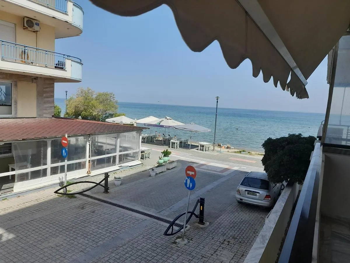 Annas Seaside Apartment Peraía